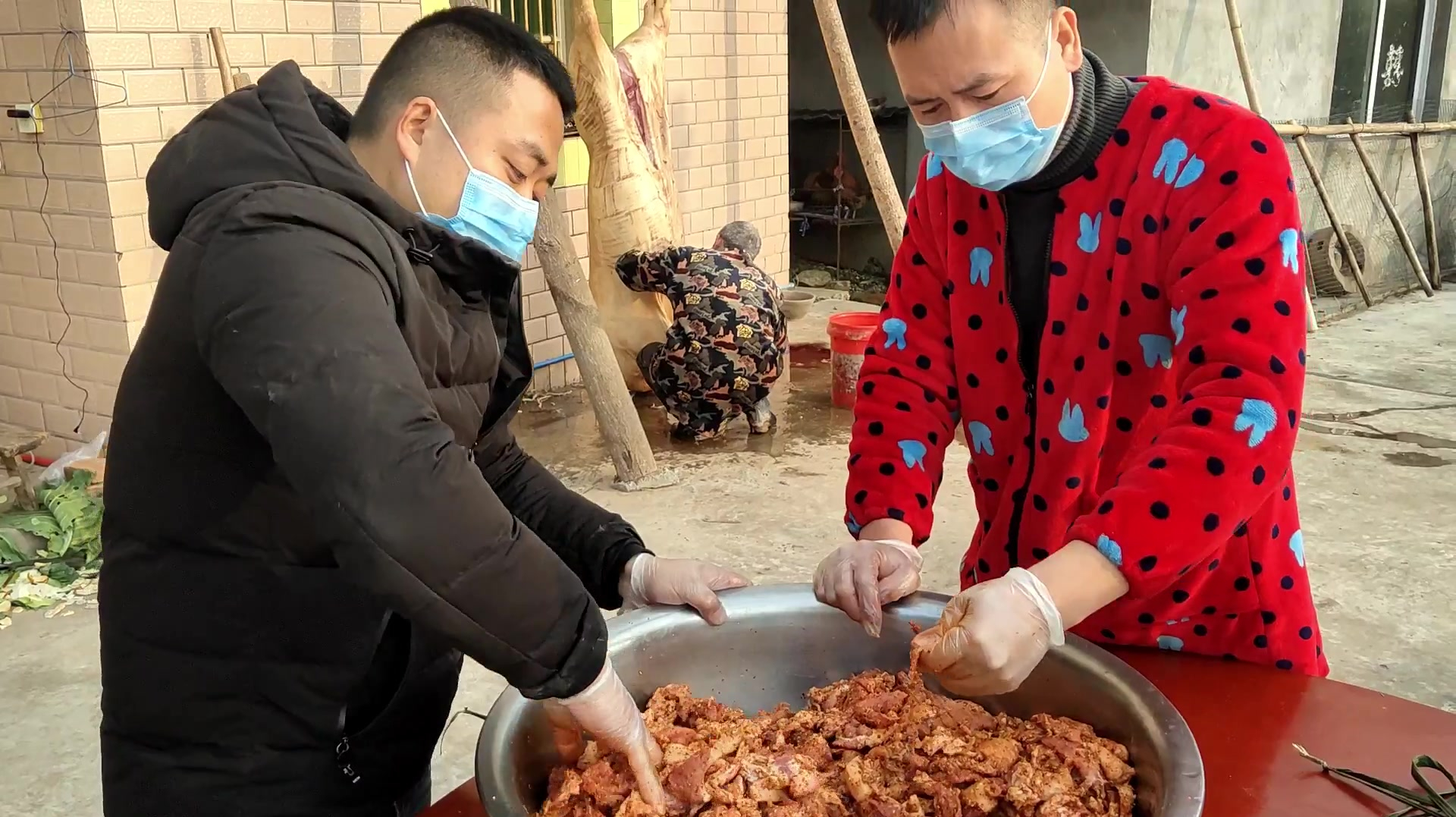 道哥和胖哥现场拌料做腊肠,还没做好都开始流口水,看着好有年味