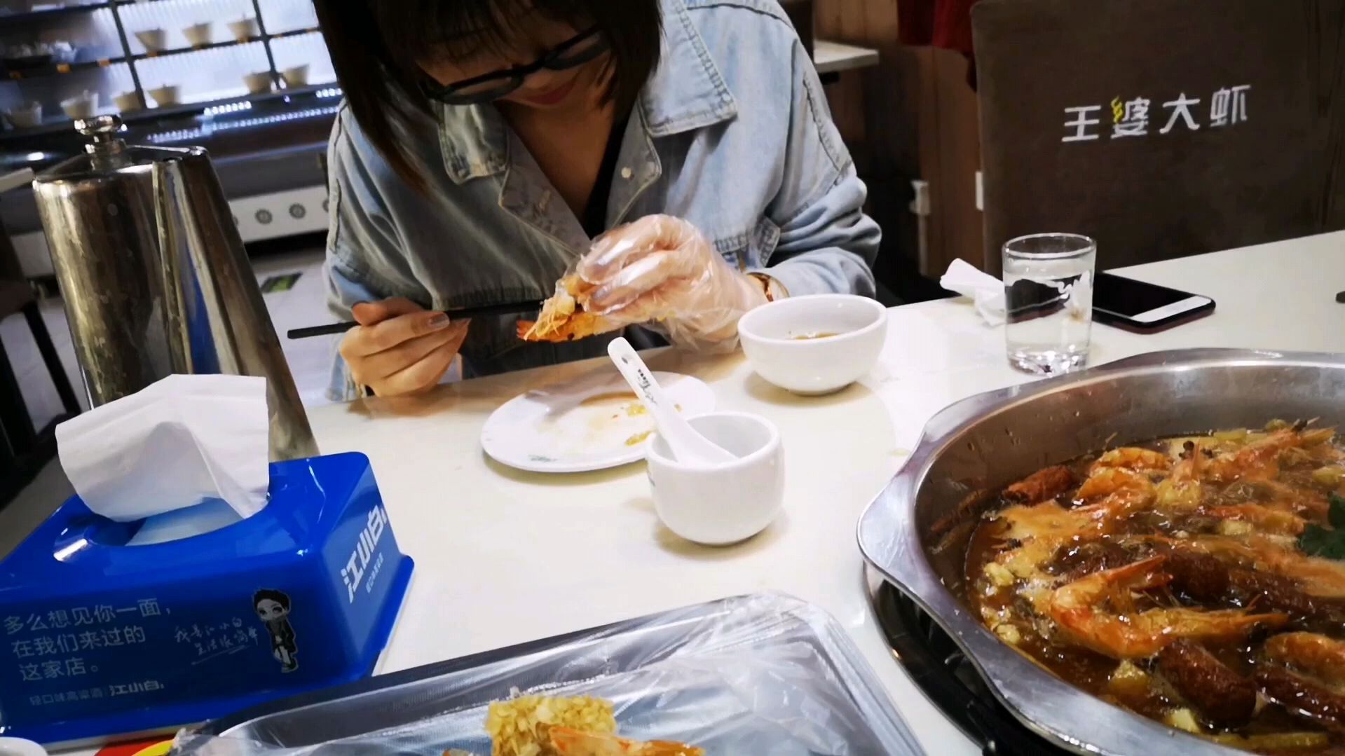 山东妹子第一次吃网红“王婆大虾”,两人份,一锅大虾,一个不剩