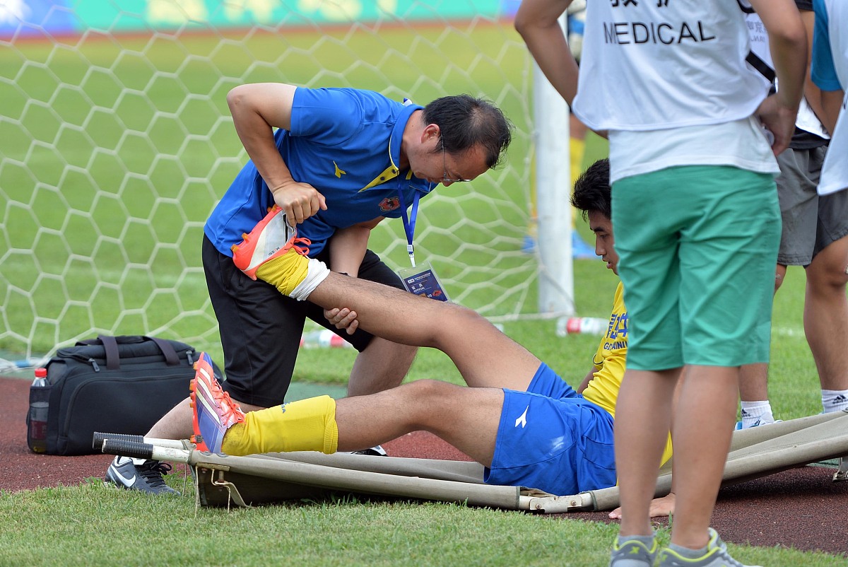 女朋友被足球打到腿了怎么办