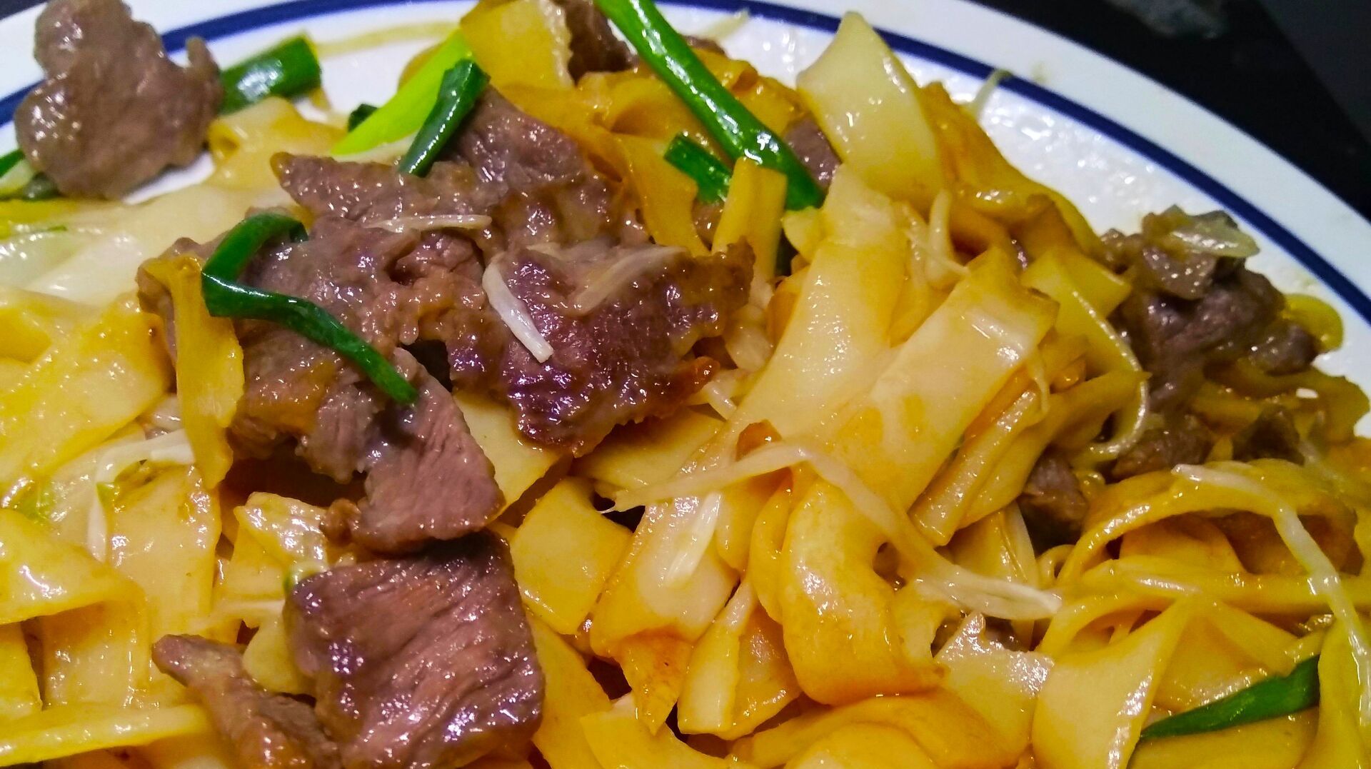 广东人喝茶必点的干炒牛河,做法简单,牛肉鲜嫩河粉入味