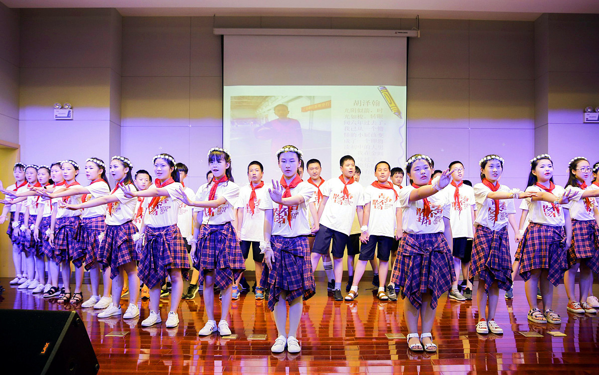 写一个小学毕业联欢会的开场白3个主持人发言