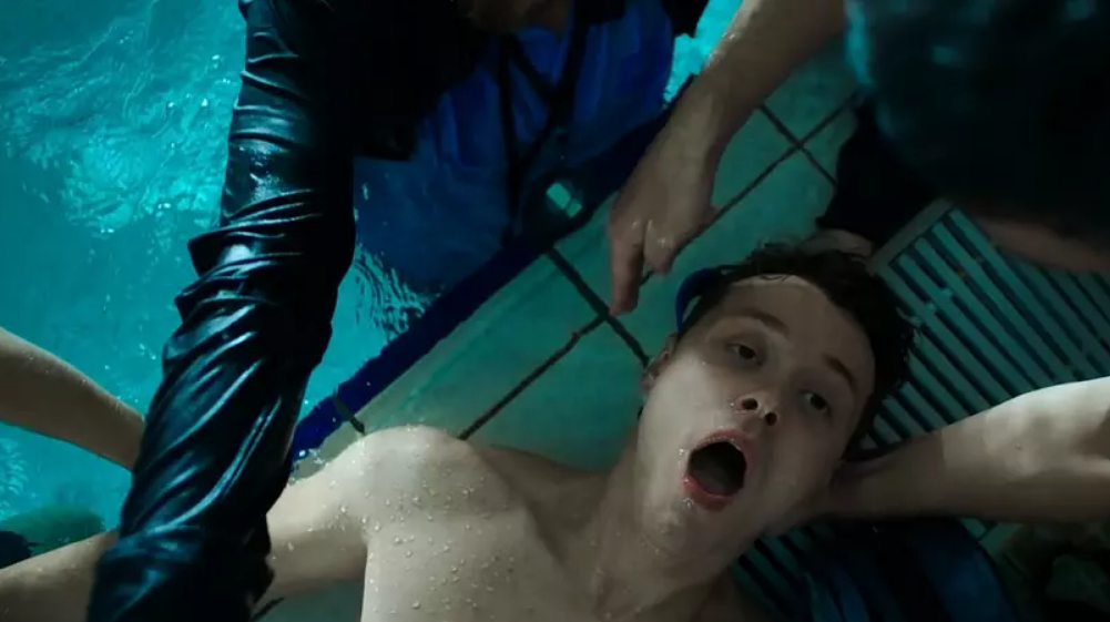 男子在游泳时,突然看到女人的身影,吓得他差点溺水身亡