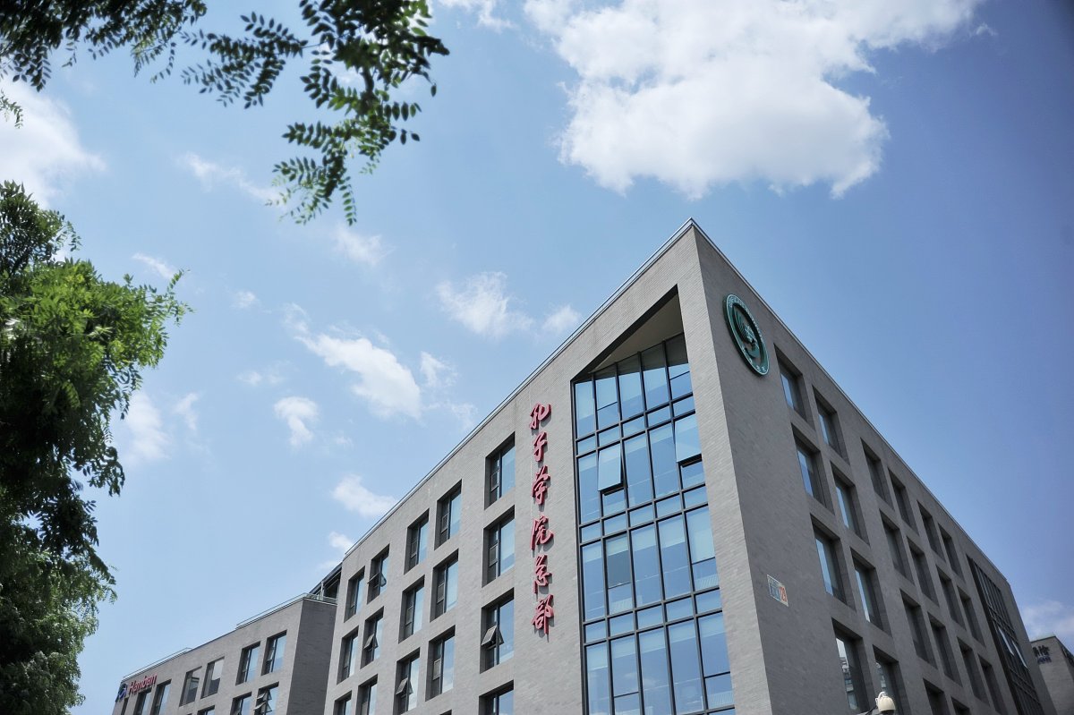 详述中文教育在促进中西方文化交流中的作用分析要求逻辑清晰3000字