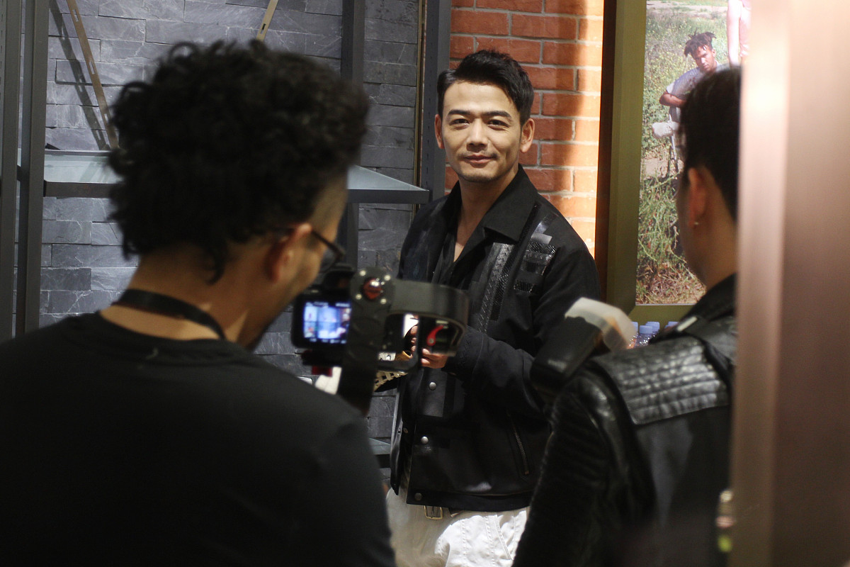 杨烁做客曹磊豪宅，感受幸福家庭氛围