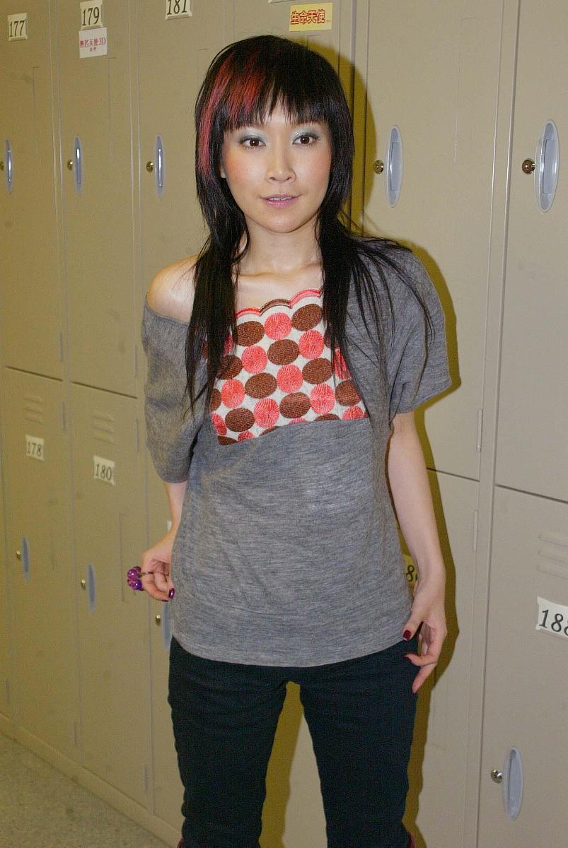 2004年1月9日,关心妍在香港将军澳电视城参加tvb春节贺年歌曲的拍摄工