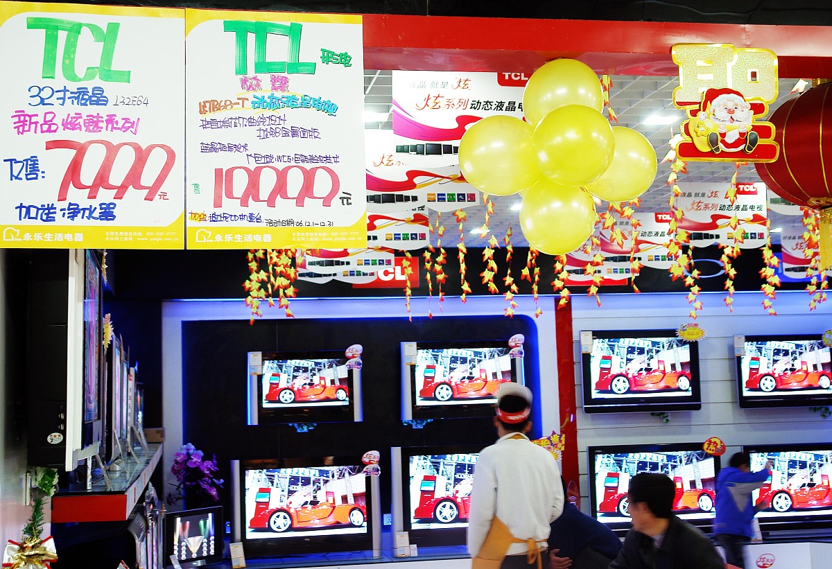 2006年 12月 10日 , 郑州 一 家电 商场 里 正在 销售 的 tcl 王牌 彩