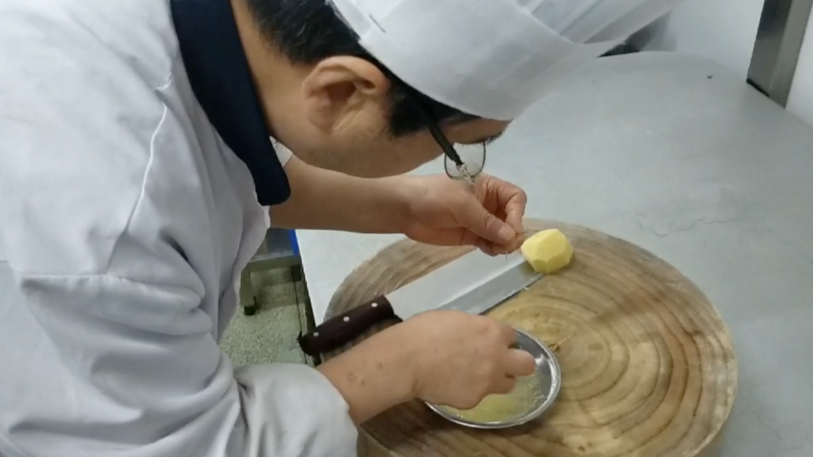大叔高校食堂切菜42年,切出的土豆丝能穿针