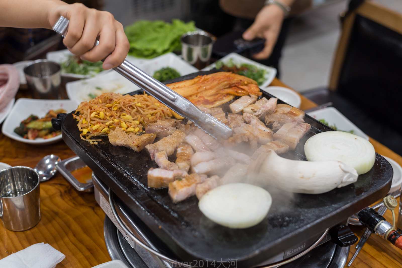 原来在韩国,烤肉是这么吃的,长见识了