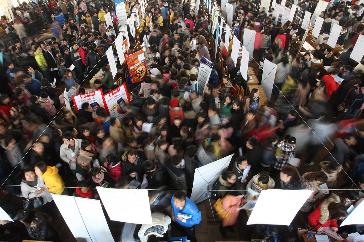 ***_***2012年11月17日,山东烟台,在鲁东大学篮球馆,大学生在2013届毕