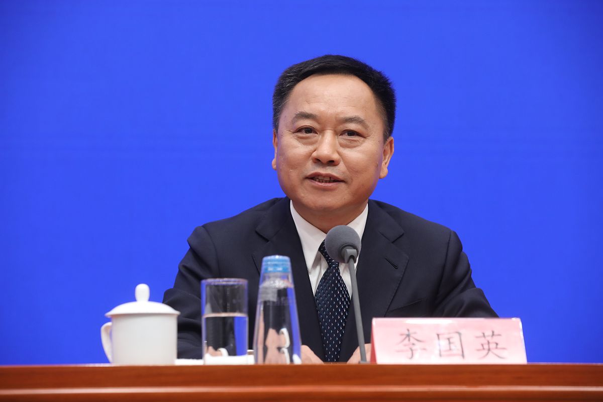 润色下面的文段文段如下：在新时代的教育背景下全面落实新课程改革是推进教育现代化的重要举措。随着《义务教育课程方案2022年版》和《义务教育小学语文课程标准2022年版》的发布小学语文课程也迎来了重要的调整和变革。校本实践是促进教育教学质量提升的有效途径本文以小学语文校本实践为研究对象探究如何在双新背景下实现小学语文课程的有效实施。本研究基于对实施小学语文校本实践的调查和研究总结归纳了小学语文校本实