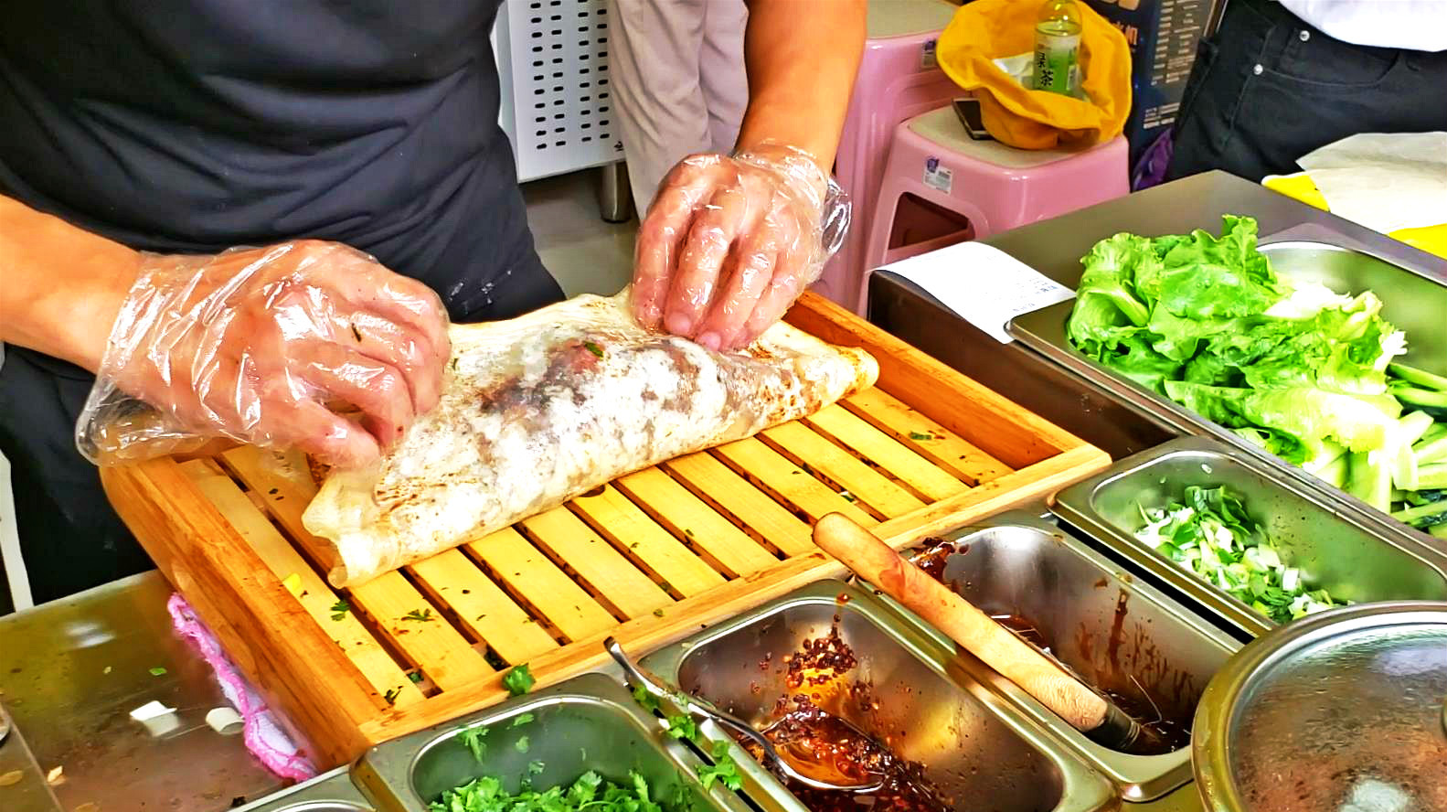 生意火爆的牛肚卷饼,10块钱一份,吃着真香啊