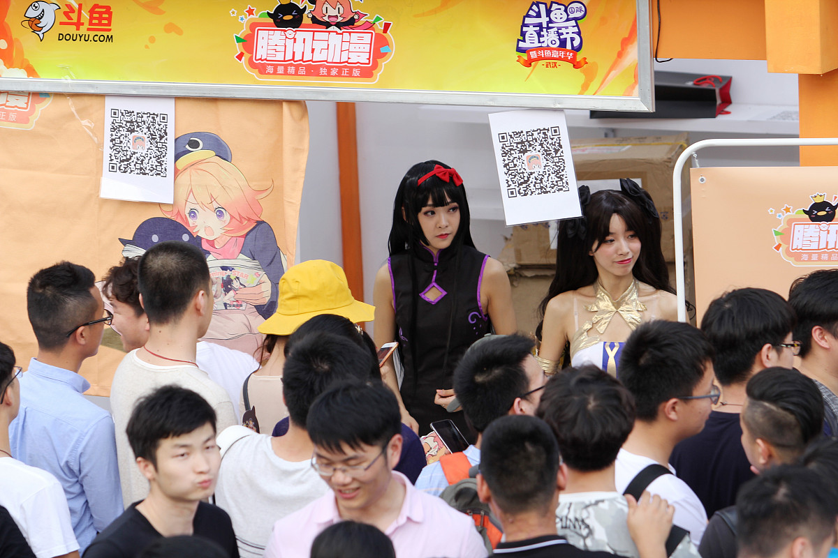 2018年4月30日,武汉,冯提莫参加首届国际斗鱼直播节.***_***冯提莫