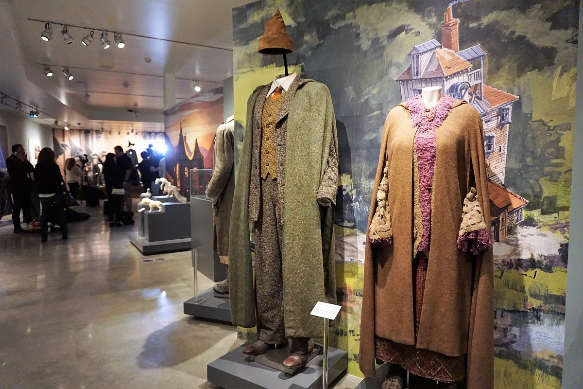 当地时间2016年12月7日,洛杉矶,《神奇动物在哪里》服装在华纳公司展