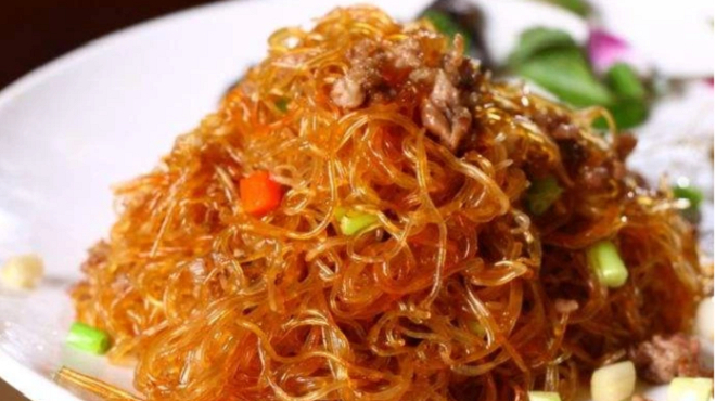 炒粉丝时,焯水后直接炒是不对的,多加1步,不结团不粘锅