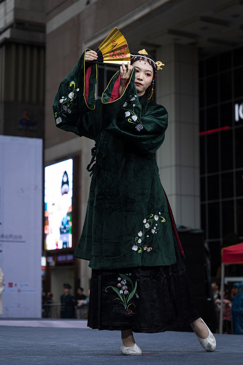 大氅、斗篷、披风：古代服饰的差异与用途