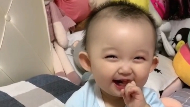小闺女被小黄鸭打了?气到各种扒拉它,小表情太逗了!