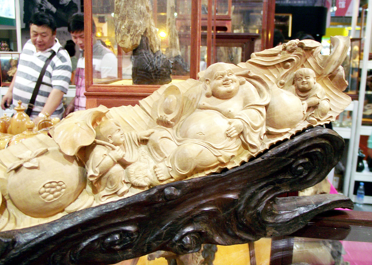 禅世雕龙打生肖：传统雕刻艺术融合龙与生肖