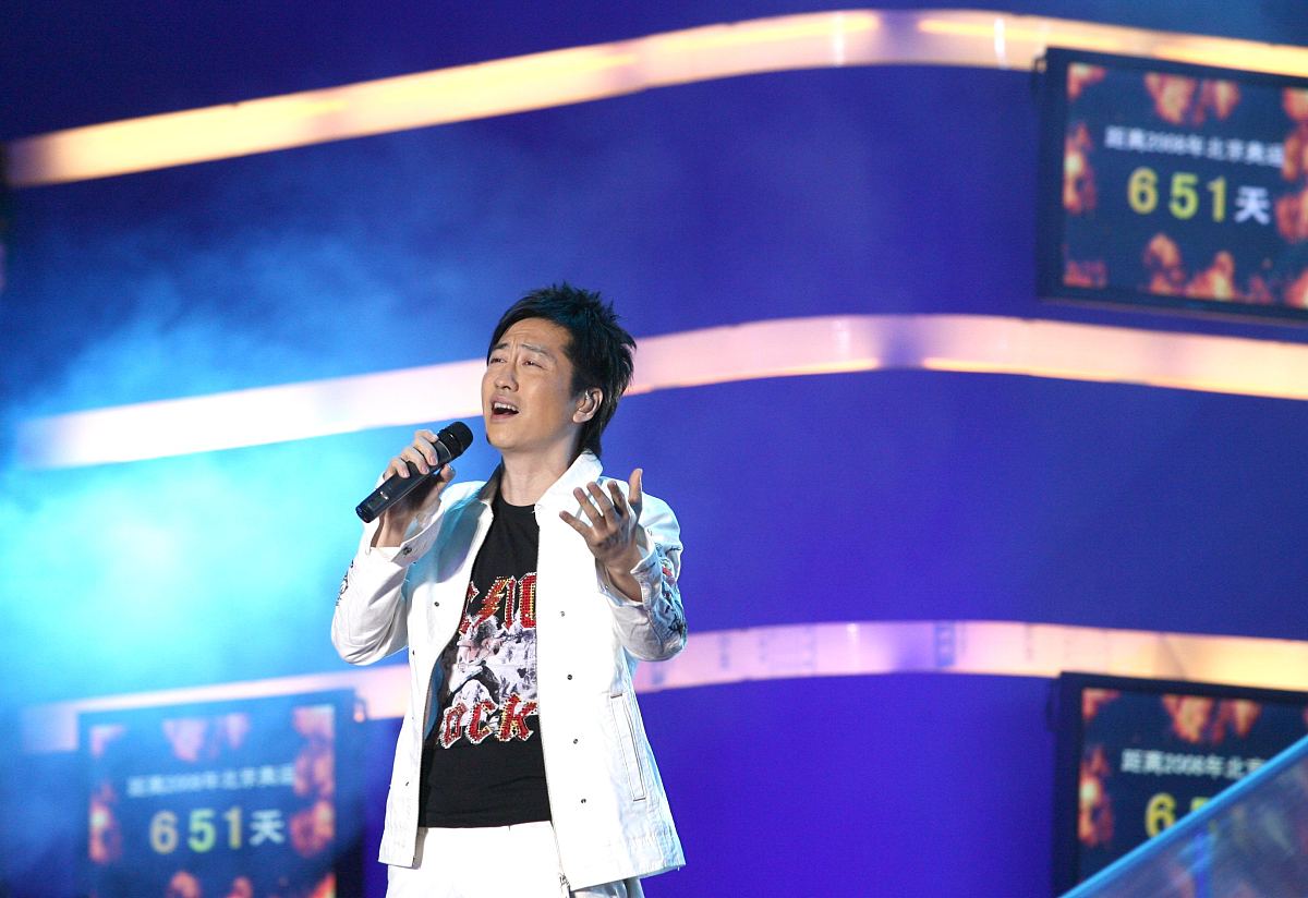 2006年11月1日,上海八万人体育场举行"奥运主题歌曲公益演唱会".庾澄