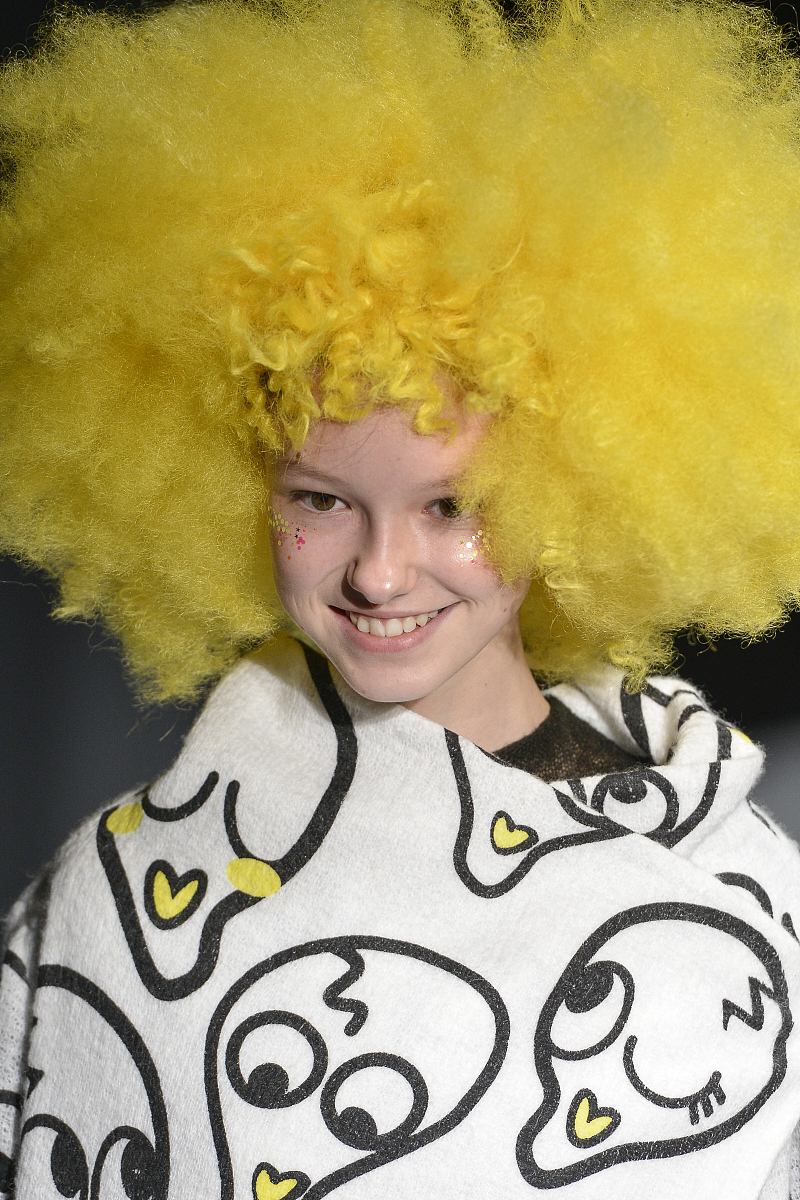 帮我翻译成中文こちらの拡大されている方にキャラを乗せて欲しいです１