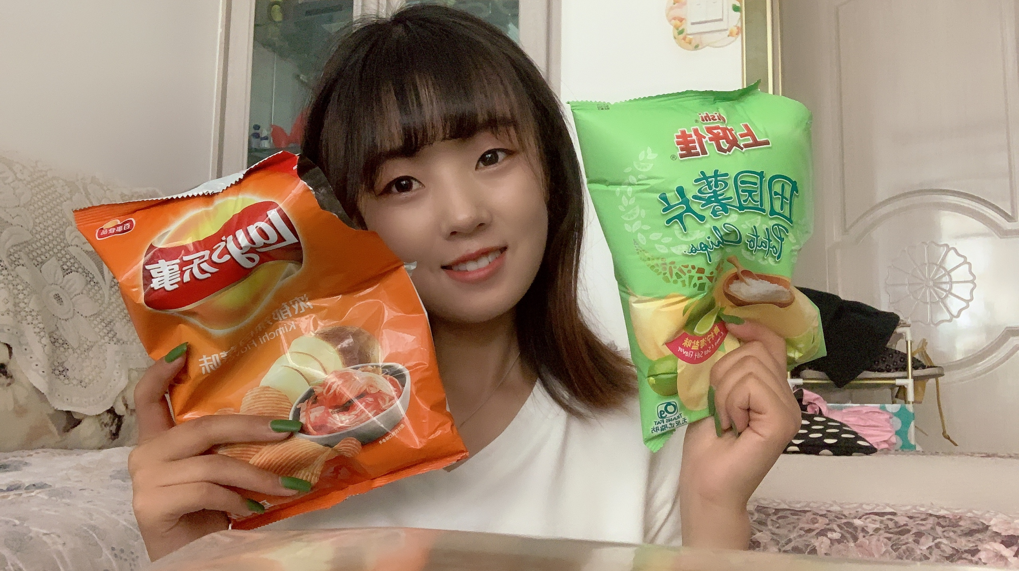 小蕊出门带回宅女必备——薯片,两种新口味,你们喜欢哪一种呢?