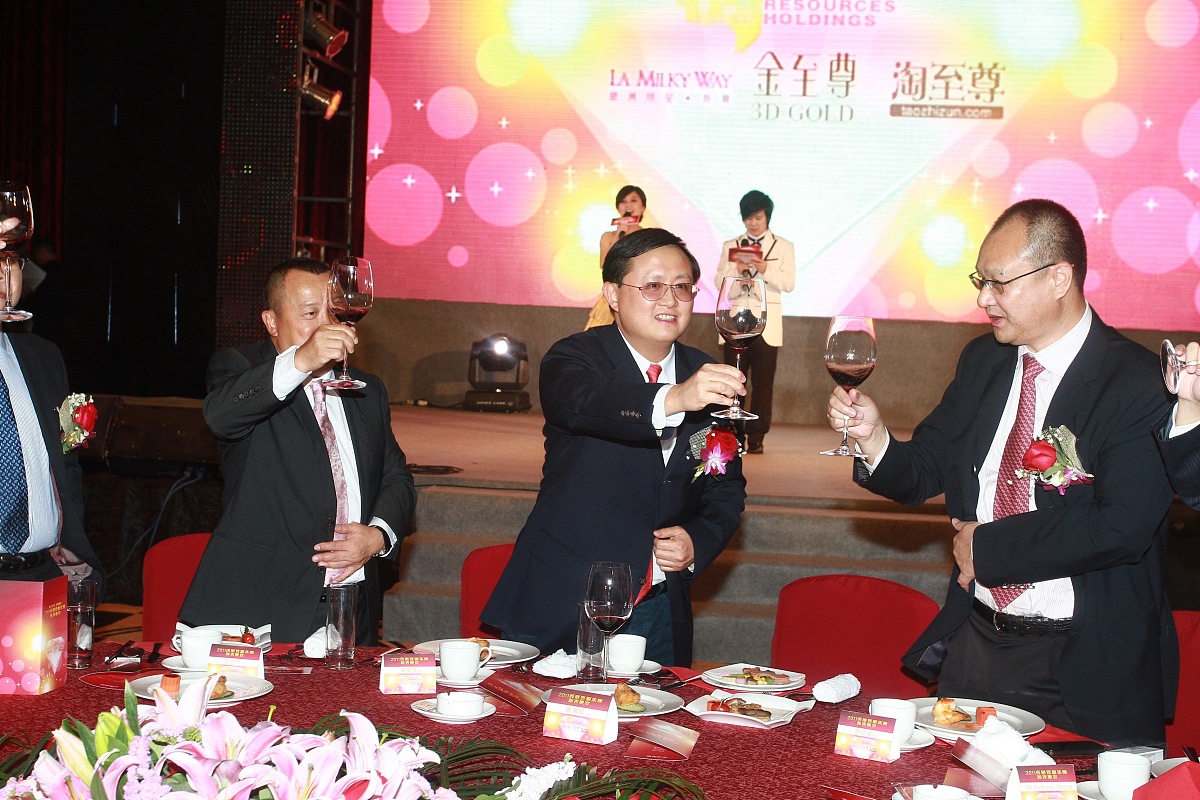 新入职员工请你编辑一段参加公司年会晚宴的朋友圈文案内容要低调寒暄