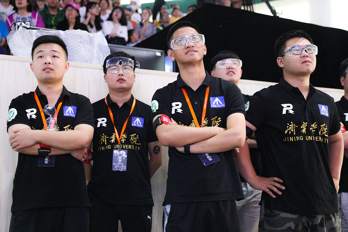 卢本伟：中国Dota2顶尖选手，实力与荣誉兼备