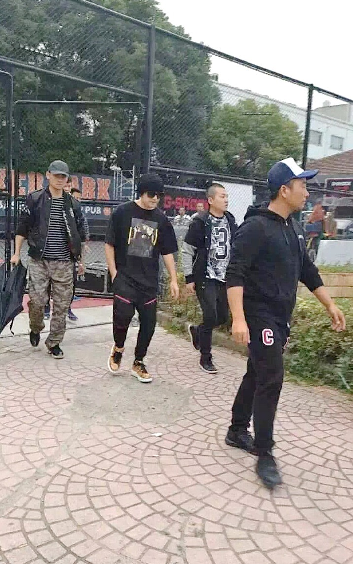 要求进行大改多用自己的话来解读以及感想整体内容核心意思不能变采用一些修辞手法。字数必须650字城管看到小贩东西直接上去搬队伍人数众多看不到头他们看到小贩后快步跑了过来抱着东西就走。这个小贩小推车上的东西三下五除二就被一群城管抱没了。如此执法怎么让人信服不仅没有看到带工牌的城管还有不少帽子都不带的城管。也没有看到对小贩的执法手续看到小贩就一拥而上把小贩东西全部搬走。小贩东西全没了想要个说法七八个城管