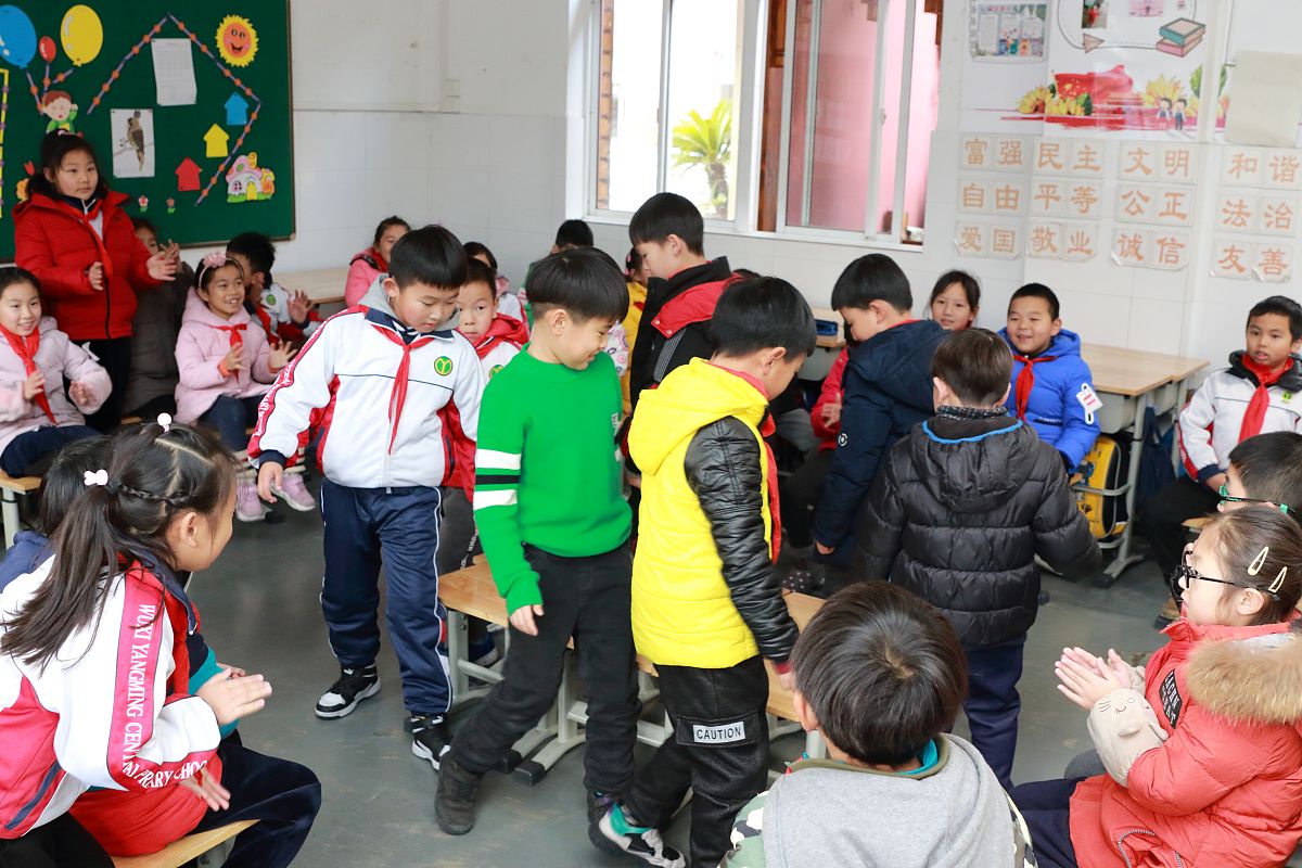 2019年12月31日,江苏省无锡市扬名中心小学的学生在迎新活动上做游戏.