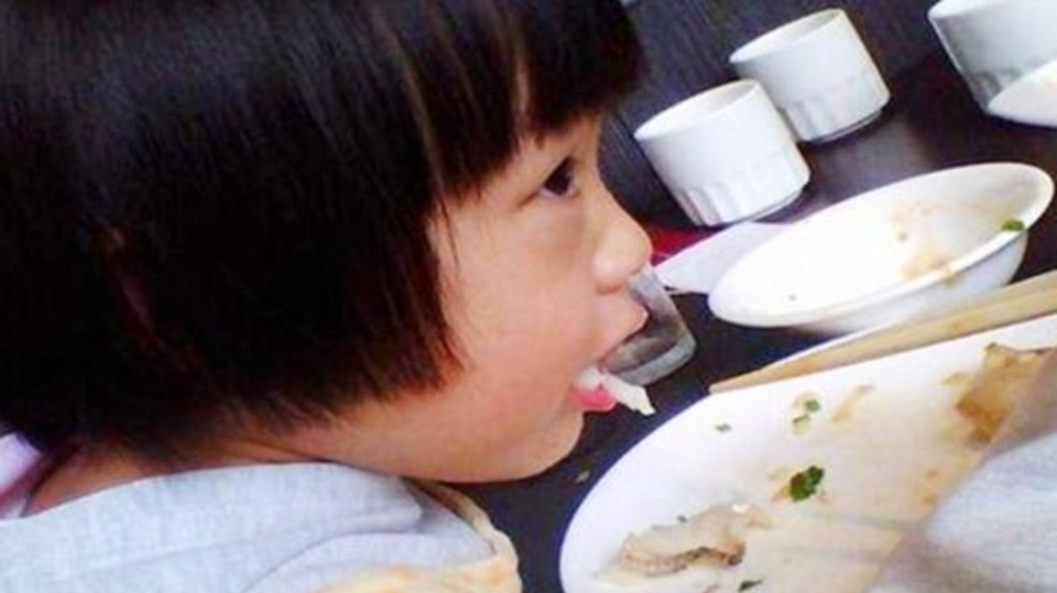 宝宝被鱼刺卡到喉咙,妈妈这一招急救办法,连医生都称赞