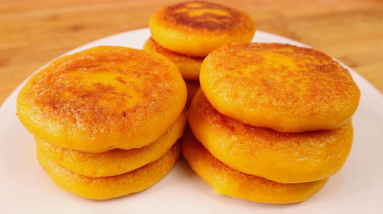 南瓜饼很好吃的做法,不用油炸,咬一口满嘴拉丝,比披萨还好吃