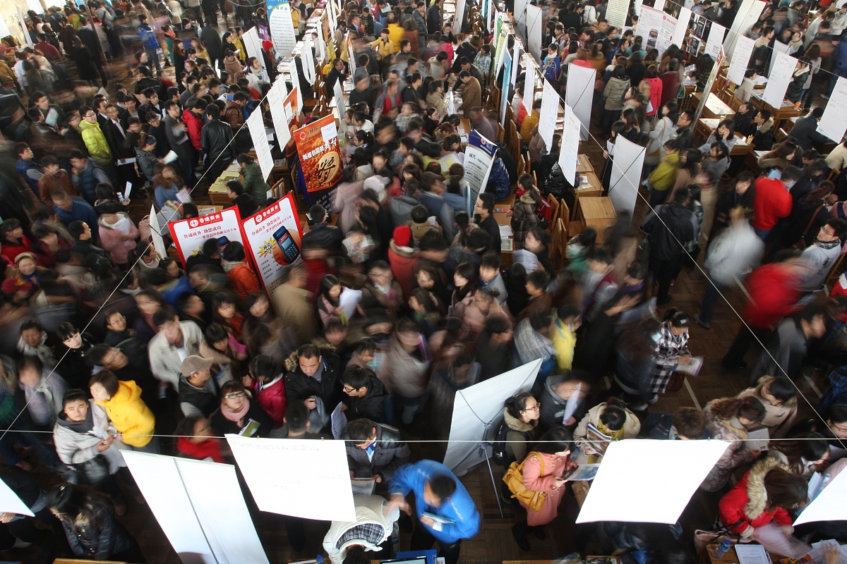 ***_***2012年11月17日,山东烟台,在鲁东大学篮球馆,大学生在2013届毕