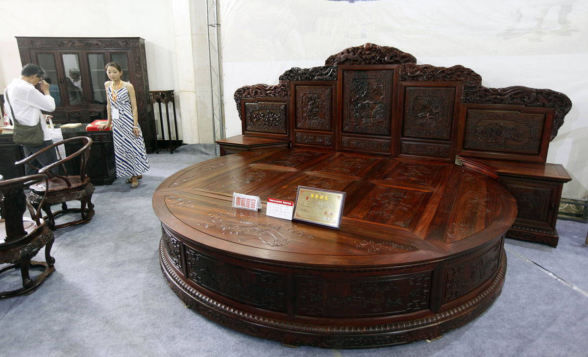 2012年7月6日,北京第六届中国国际红木古典家具博览会上,展出的红木家