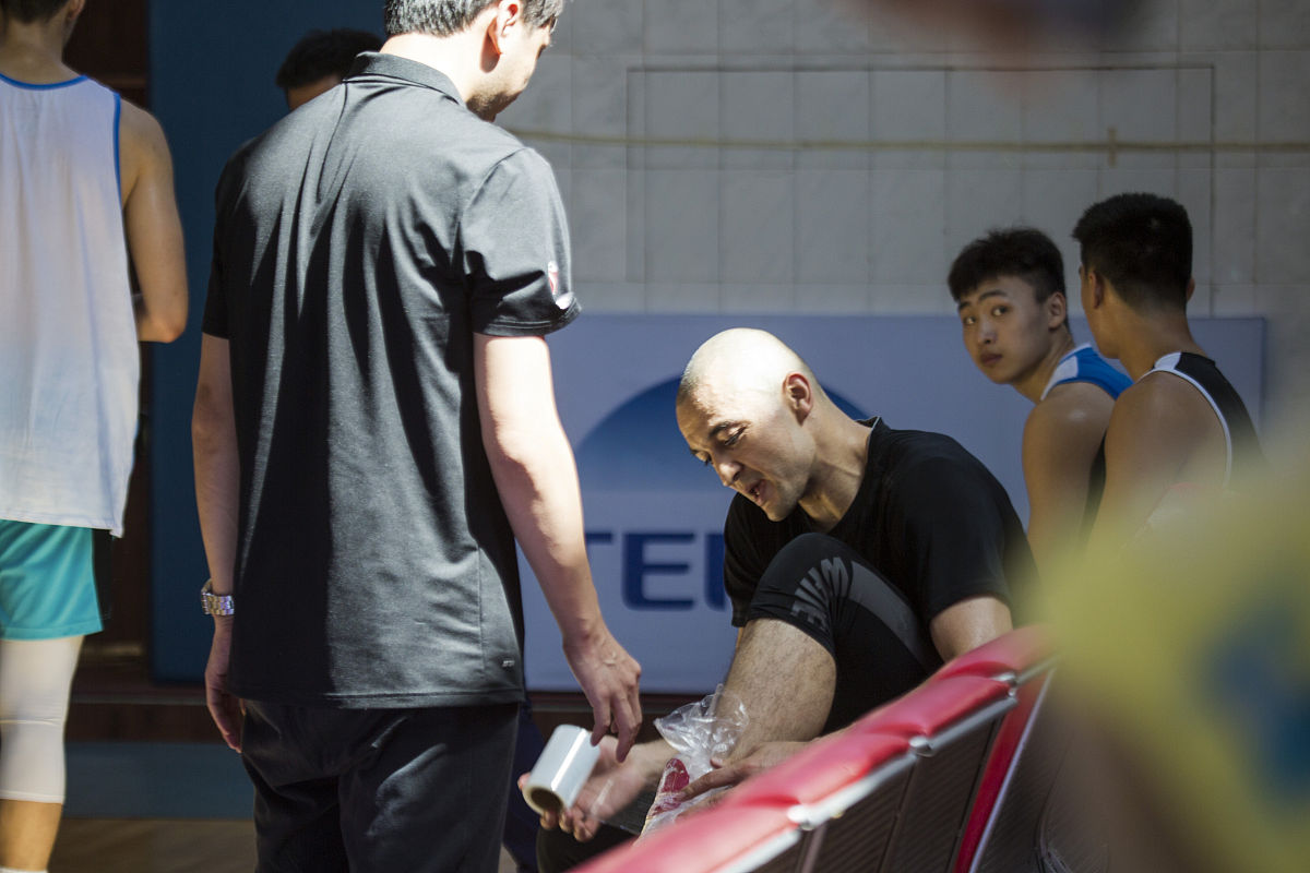 斯蒂芬·库里与柯洁打架事件：反思体育精神与偶像责任