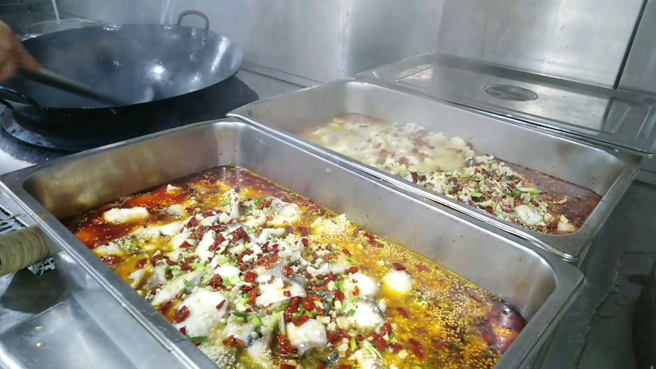 食堂怎么烧水煮鱼,大厨一次烧一大锅,看着都好吃,看看怎么样,