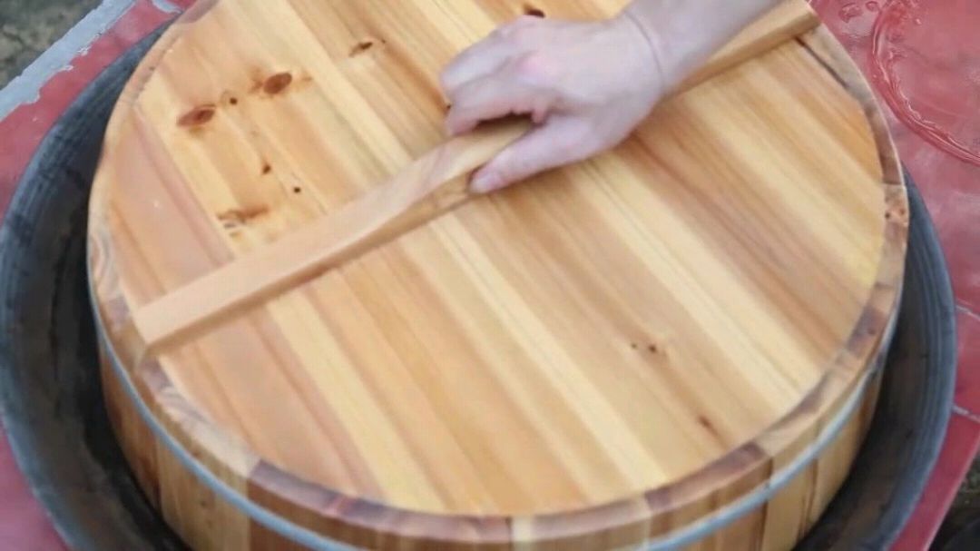 原来龟苓膏是这样做的,看着像熬药,没想到龟苓膏真的有“龟”!