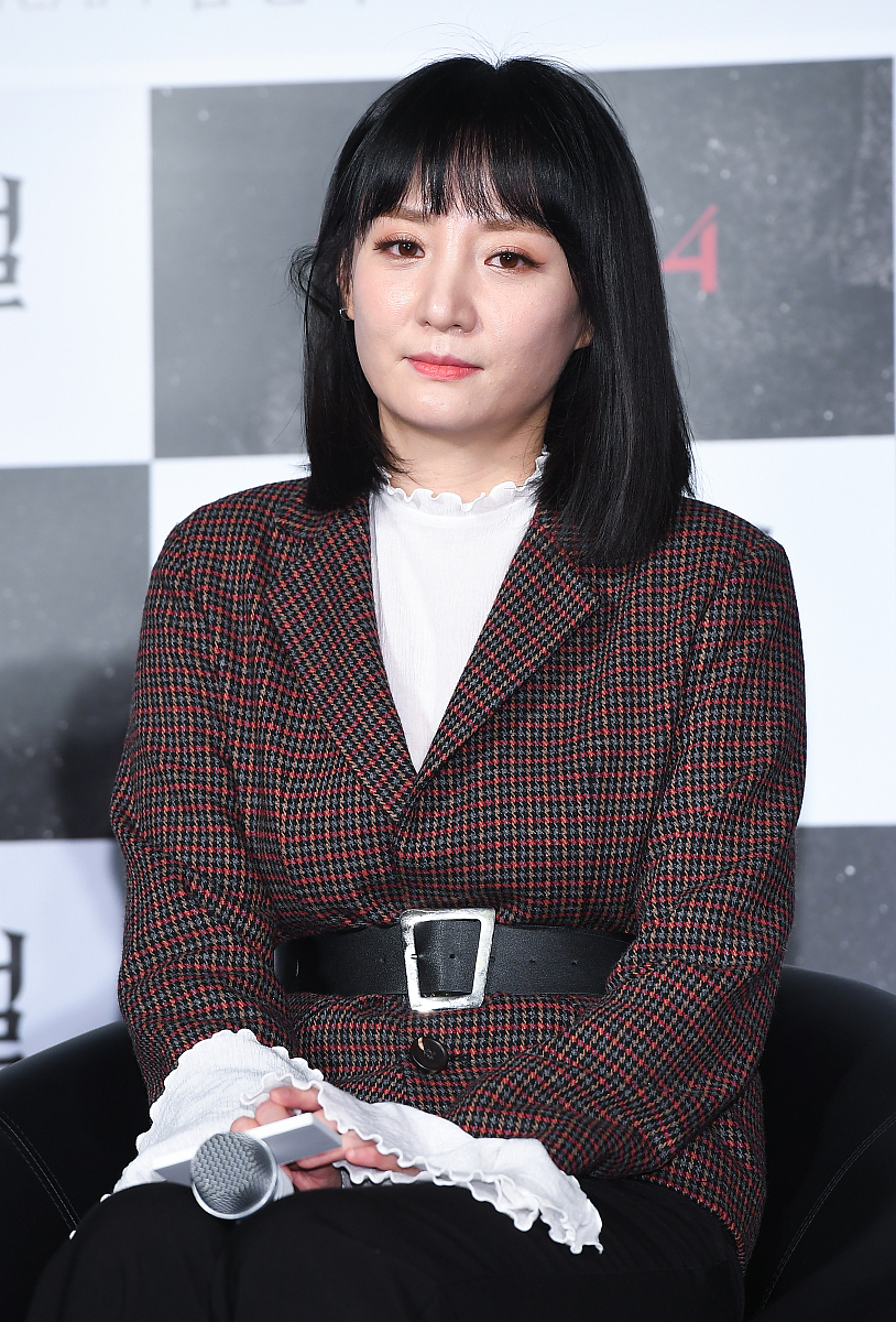 李恩宇一身西装现身《sinister》记者会攻气足 池贤宇格子西装潮男范