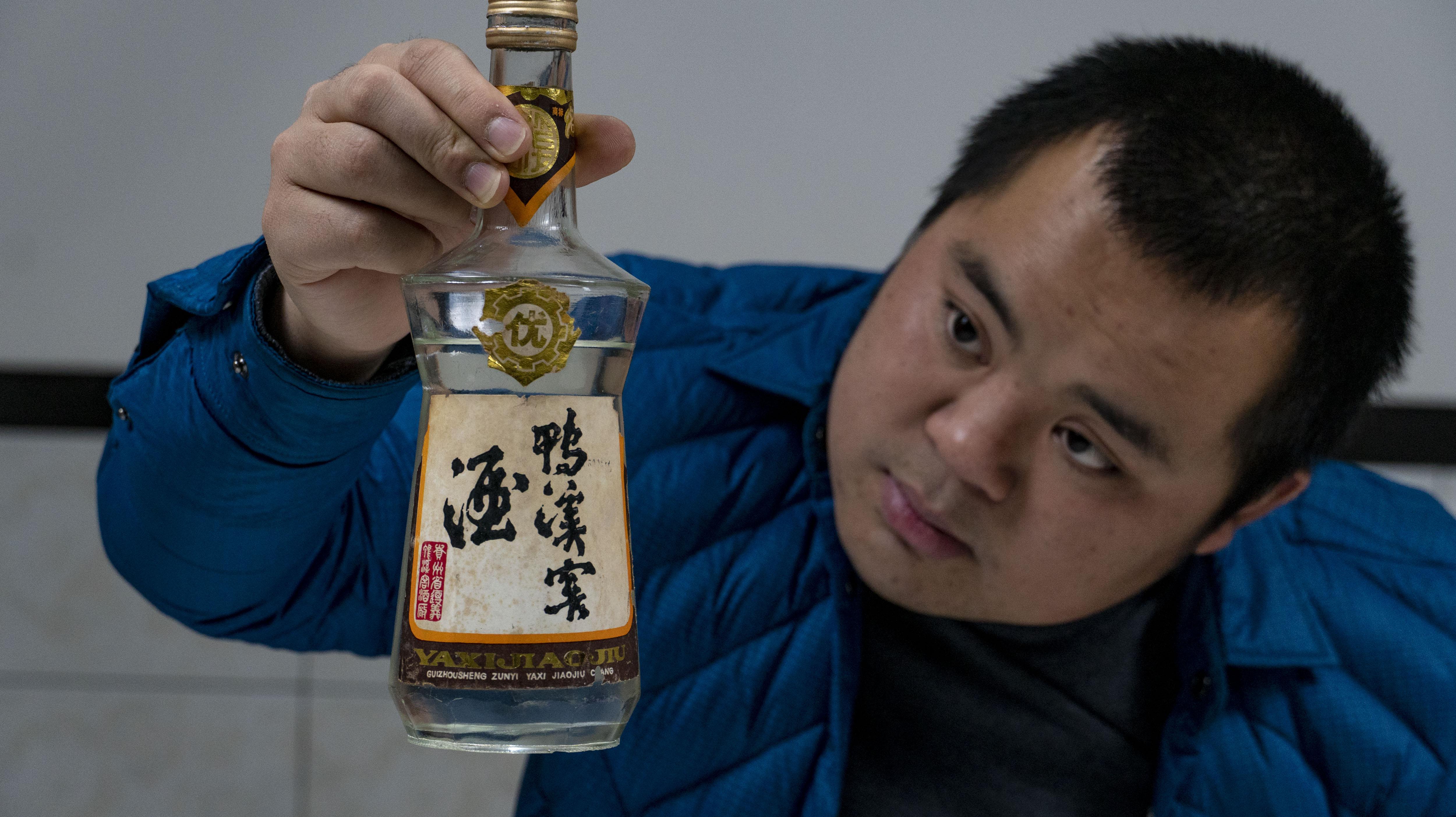 95年左右鸭溪窖酒色泽诱人香气优雅入口柔顺滋味丰富,酒中美人