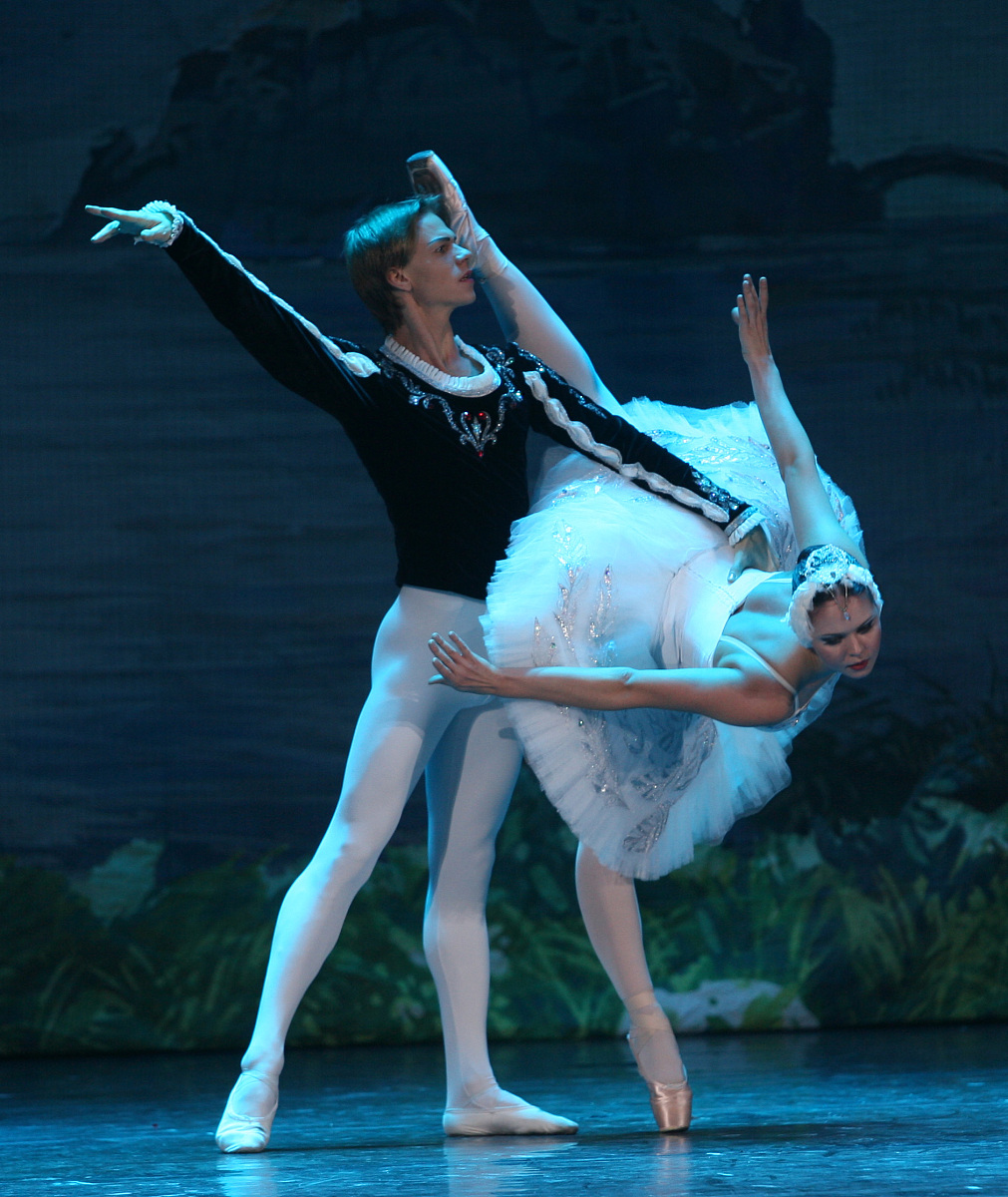 七、结论与展望本文通过对《天鹅湖》舞蹈动作的分析与探讨探究了其艺术特点和内涵并阐述了其在舞蹈艺术、文化和社会等方面的影响和价值。未来的研究可以进一步探究《天鹅湖》的舞蹈元素对现代舞蹈的影响和启示以及对其他艺术形式的影响和贡献。扩写以上内容