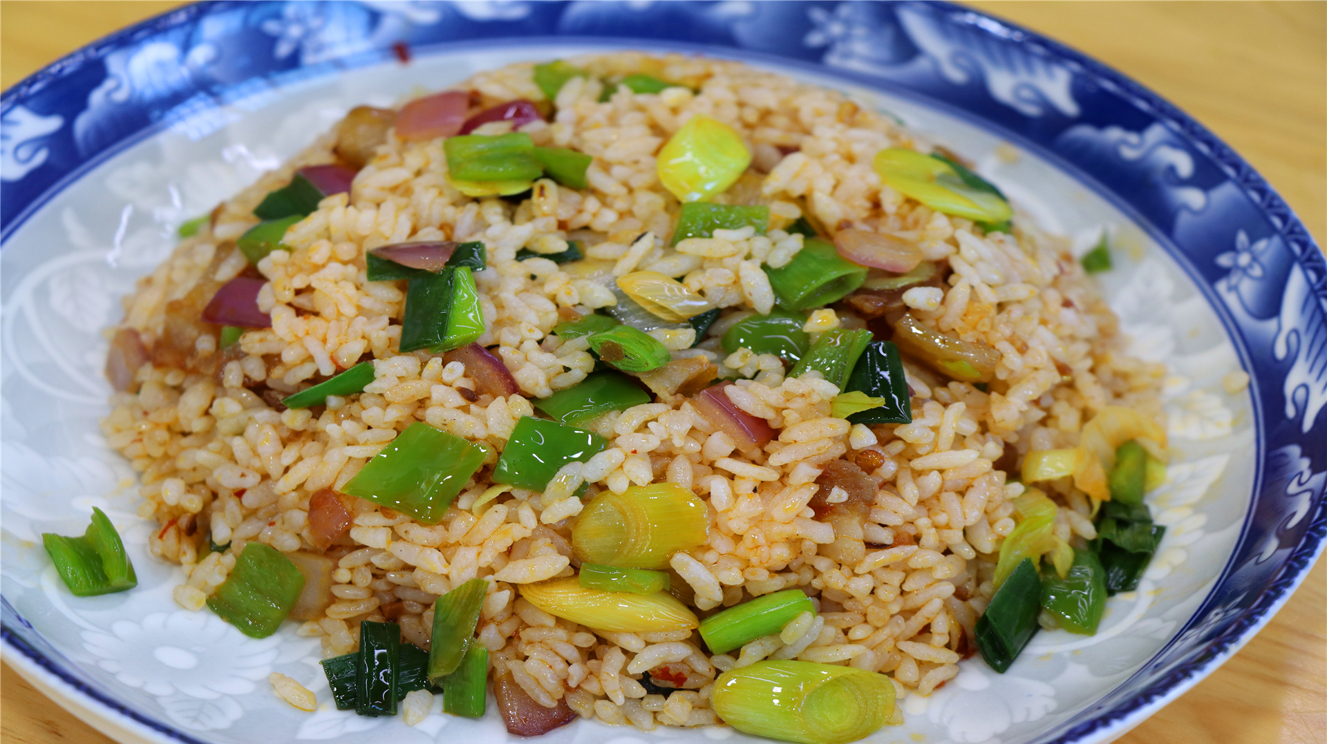 炒饭我只服这种做法,有肉有菜有饭吃起来真过瘾,堪称炒饭扛把子