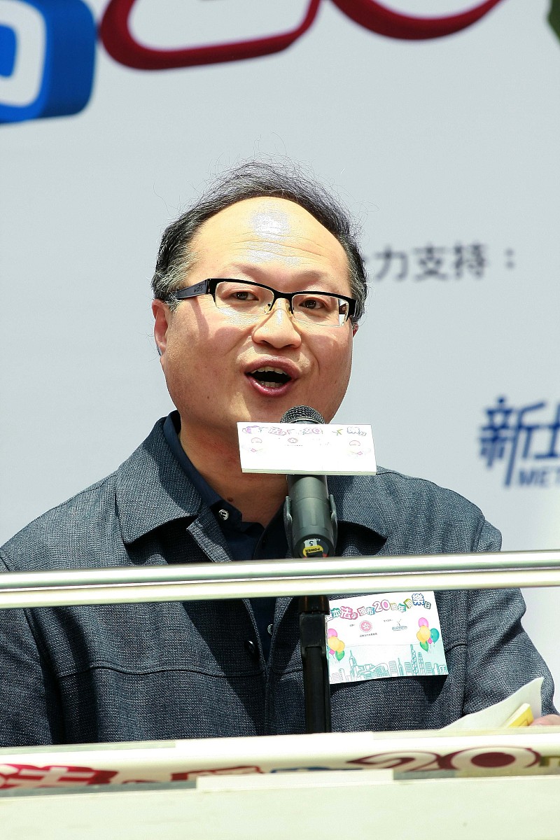 竹笋大师是被编程和开出租车耽误的人最后发现浪费了很多时间和精力后知后觉才发现跑龙套才是正道自我相信一定会成为下一个草根明星王宝强。用以上内容写一个故事