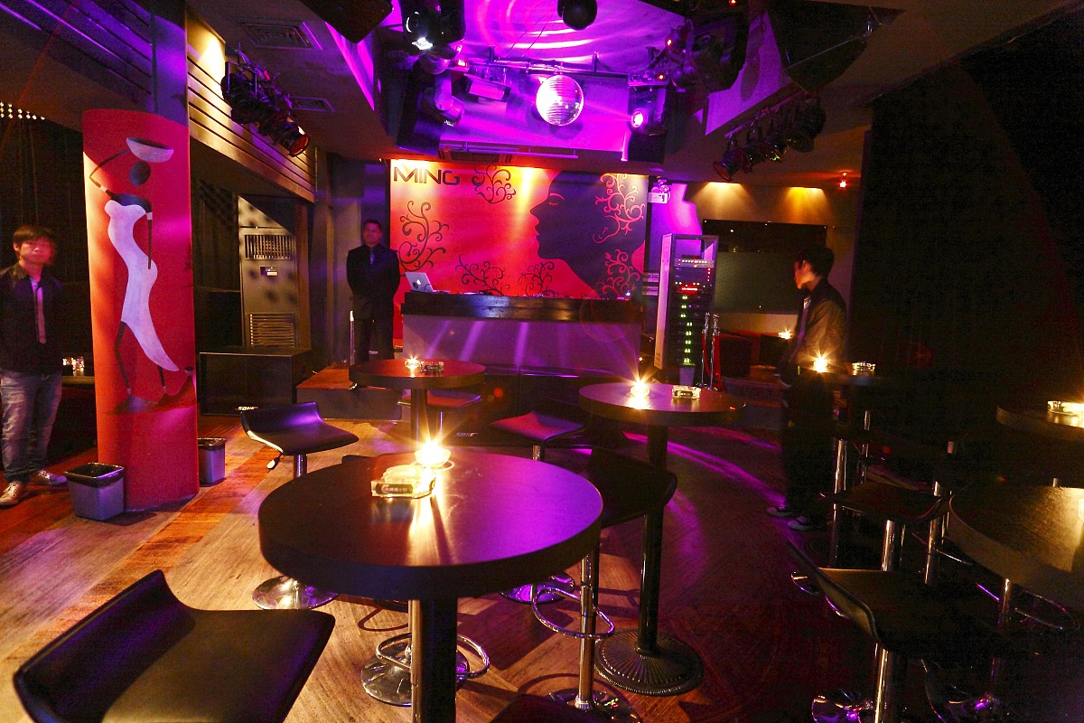 感送会员平台小程序已上线运营现诚邀商家入驻！入驻平台后可以帮助商家在线上推广引流增加商家线上曝光率引导用户线下到店面对面付款消费。感送会员平台支持商家免费投折扣会员卡引流线下会员卡消费攒积分回流平台不收入住费不提点节流。感送会员区别于传统线上付款提现手续费、提现时间限制采用线下付款的方式资金秒到账。从酒吧的角度拓展写一篇包含标题推广感送会员小程序的宣传文案字数300字。