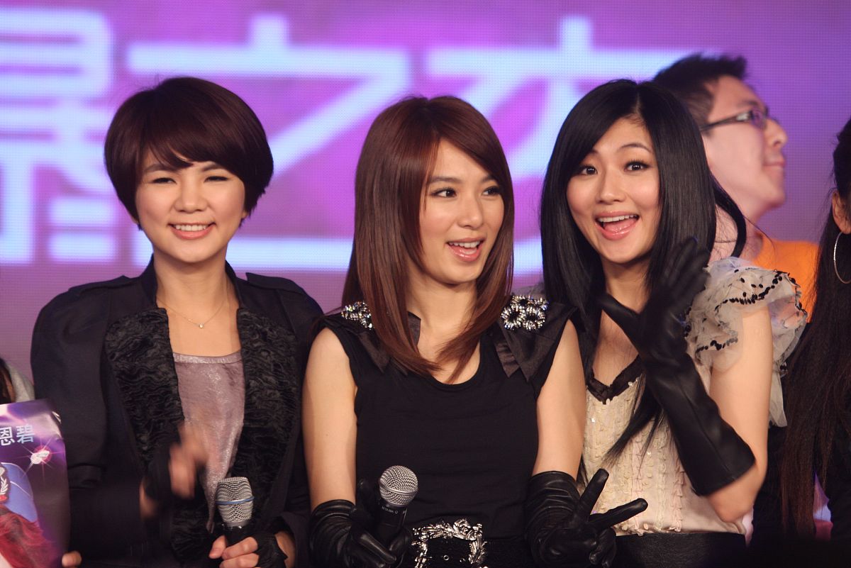 2010年10月12日,北京,某化妆品牌"炫爆之夜"晚会.s.h.e+++_+++炫爆之