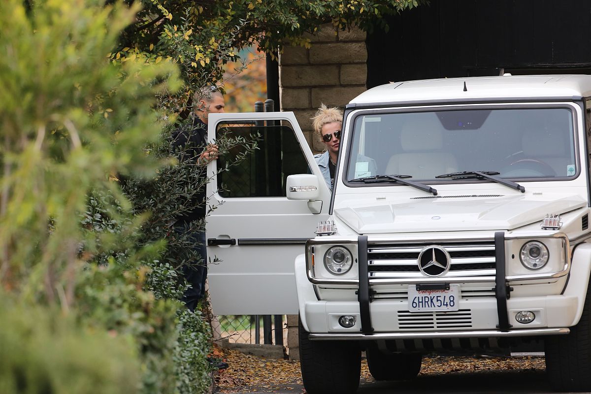 britney spears is spotted holiday shopping in the westlake neigh
