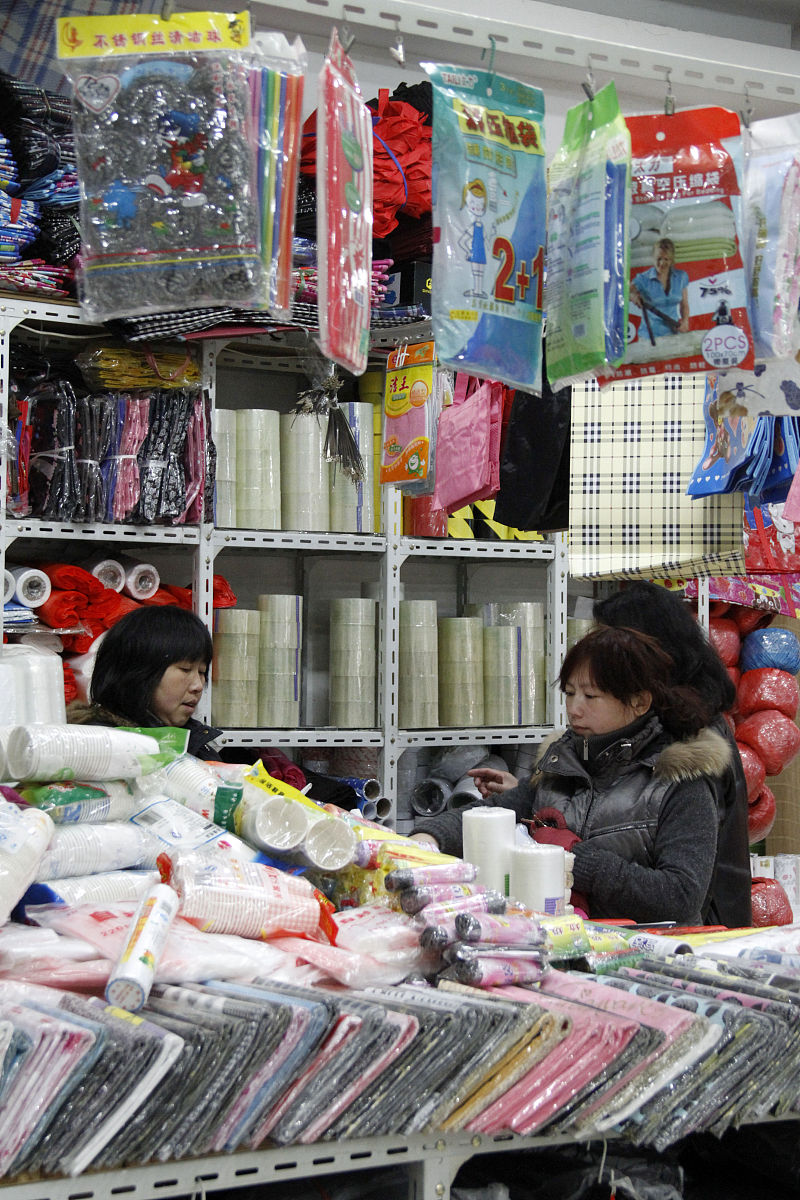 2011年3月1日,南京,顾客在一家集贸市场选购日用品.+++_+++cpi,通货膨