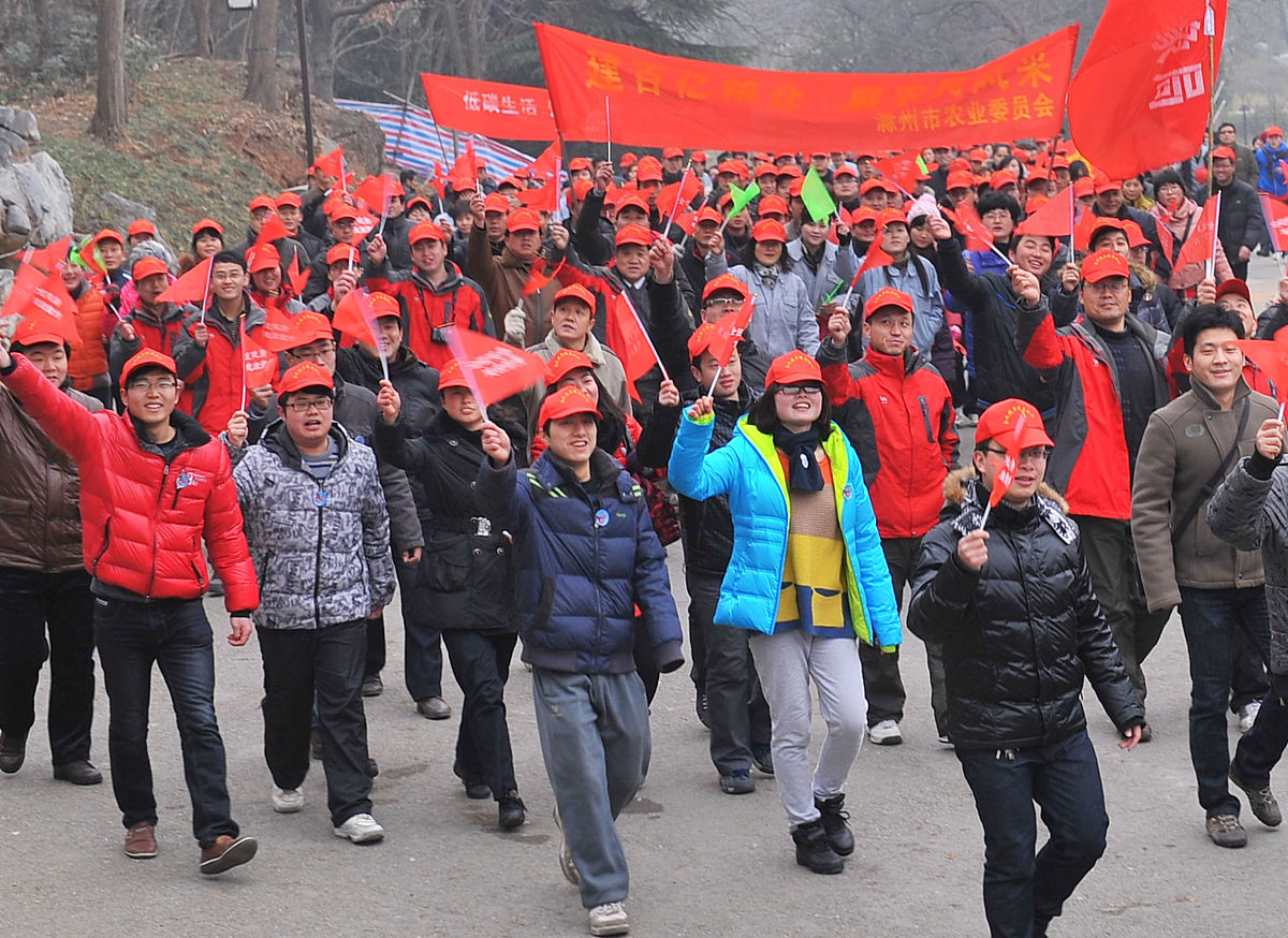2月1日,人们在"我运动,我健康"口号声中登山.  +++_+++千人登山健身走