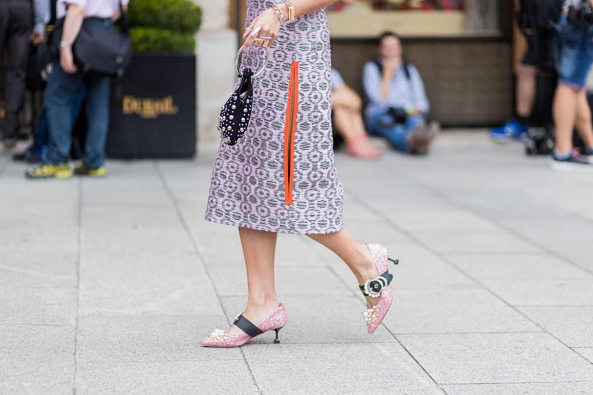 根据沙滩鞋似乎是今夏新的流行风尚编写时尚资讯内容详实查重率不能太高不少于五百字