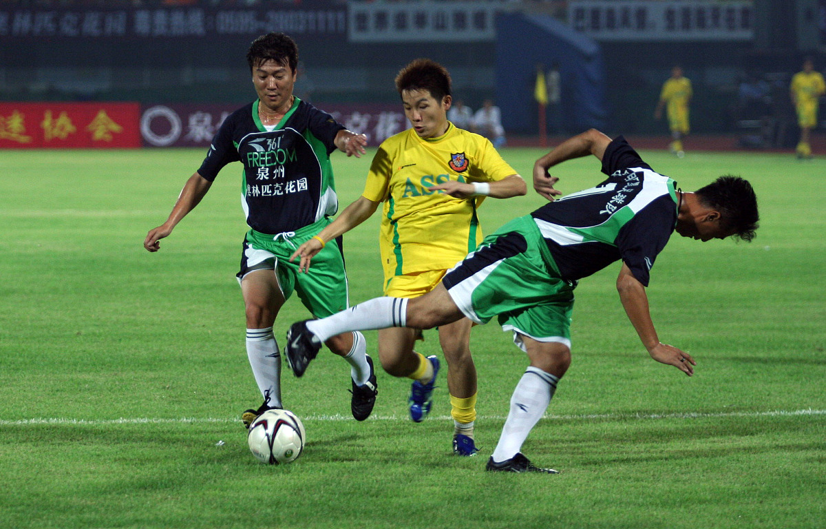 2006年8月26日晚,福建晋江体育场内迎来了一场特殊的娱乐足球赛,由谭