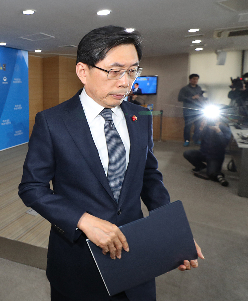 当地时间2017年12月29日,韩国首尔,韩国法务部长官朴相基举行新闻发布