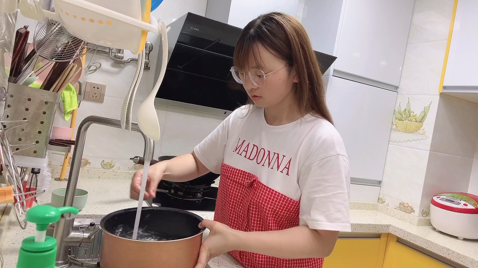 打工妹大晚上为婆婆熬粥,一早起来有粥喝,儿媳也可以很贴心