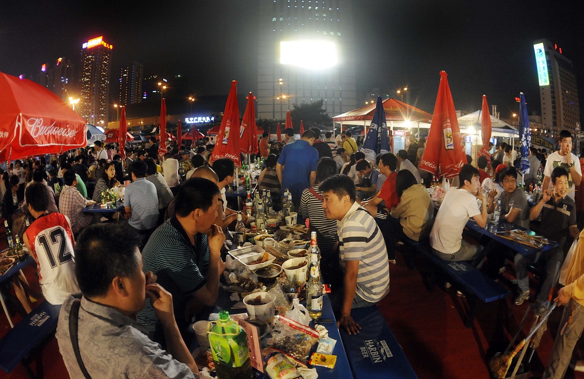 ***_***2010年6月11日,辽宁沈阳,沈阳球迷聚集在一起,为世界杯干杯.当